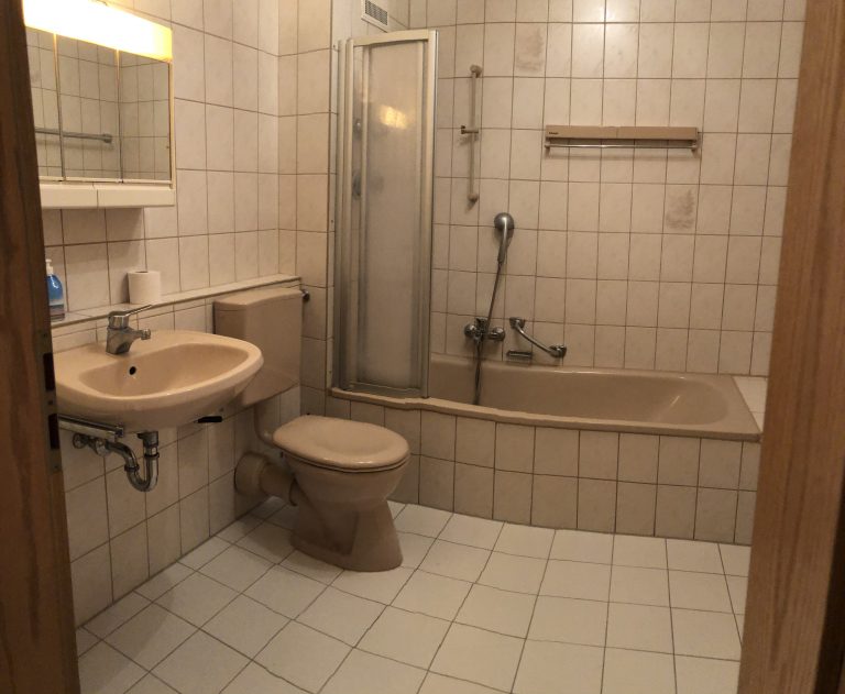 Bad mit Wanne und Platz für die Waschmaschine