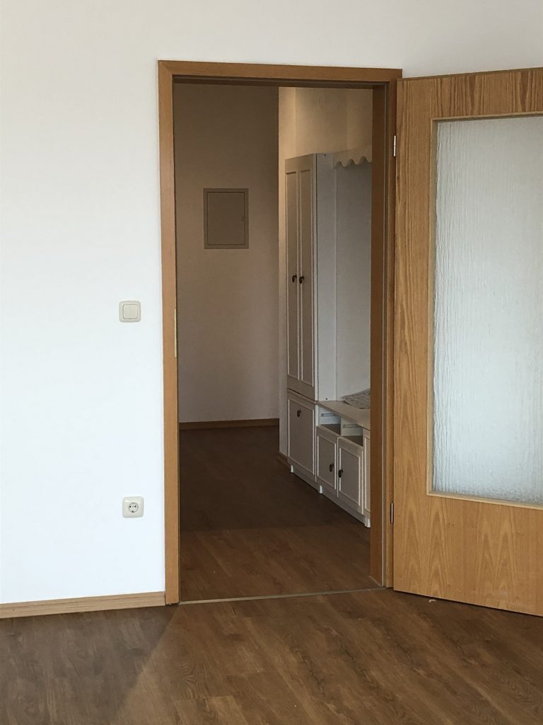 Blick in den Flur Richtung Einganstüre